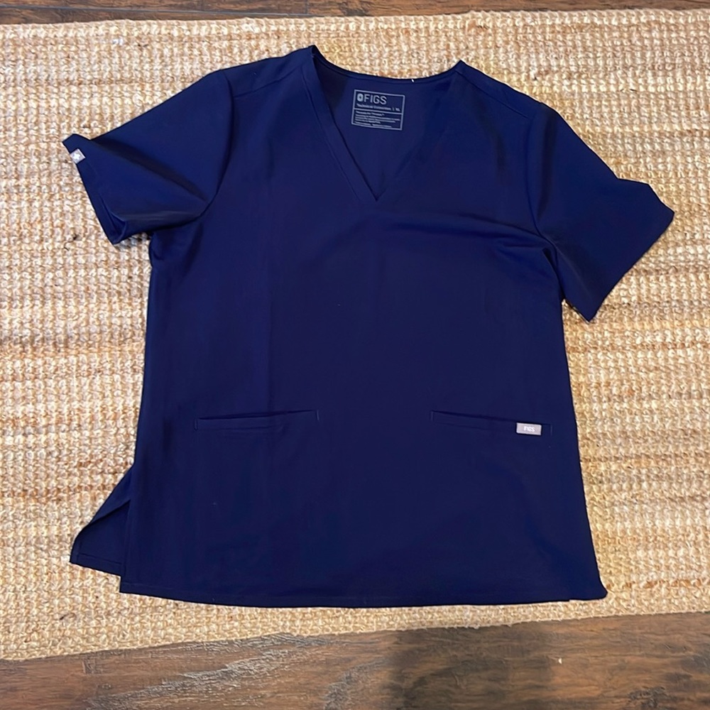 FIGS Casma Three Pocket Scrub Top- Navy